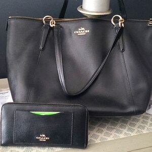 Flash sale till day 11am! Coach Tote bag & wallet